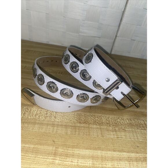New W/o Tags White Leather Thin Belt With Silver Conchas Women's Fits 40”-44” 3X - Picture 1 of 7